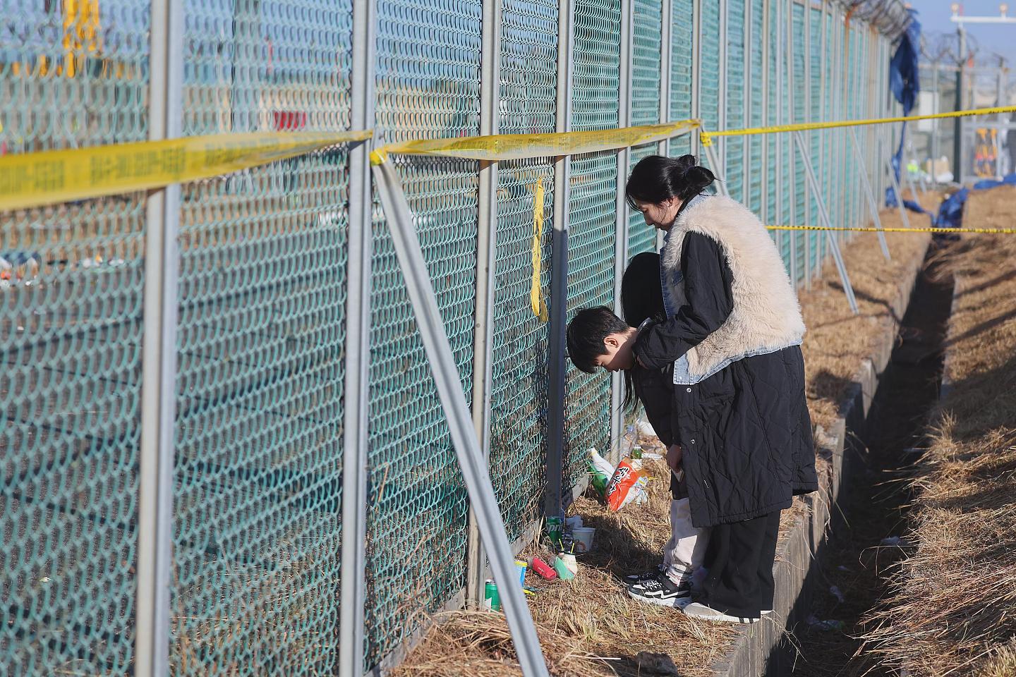 济航179名死者身分确认完毕，家属跨年捧遗照痛哭（组图） - 3