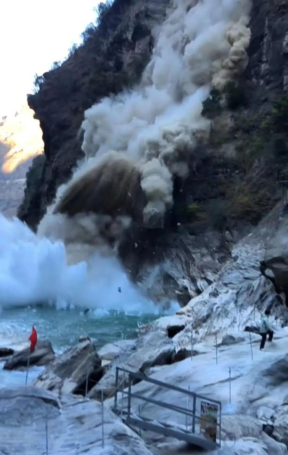 云南虎跳峡景区网红打卡点突发山体滑坡？景区回应（图） - 1