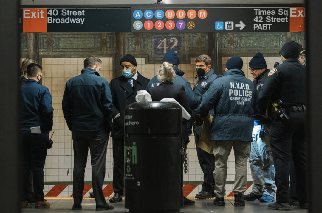 纽约地铁又出事了！“疯狂男子”随机推乘客下铁轨，迎面撞上进站列车（组图） - 7