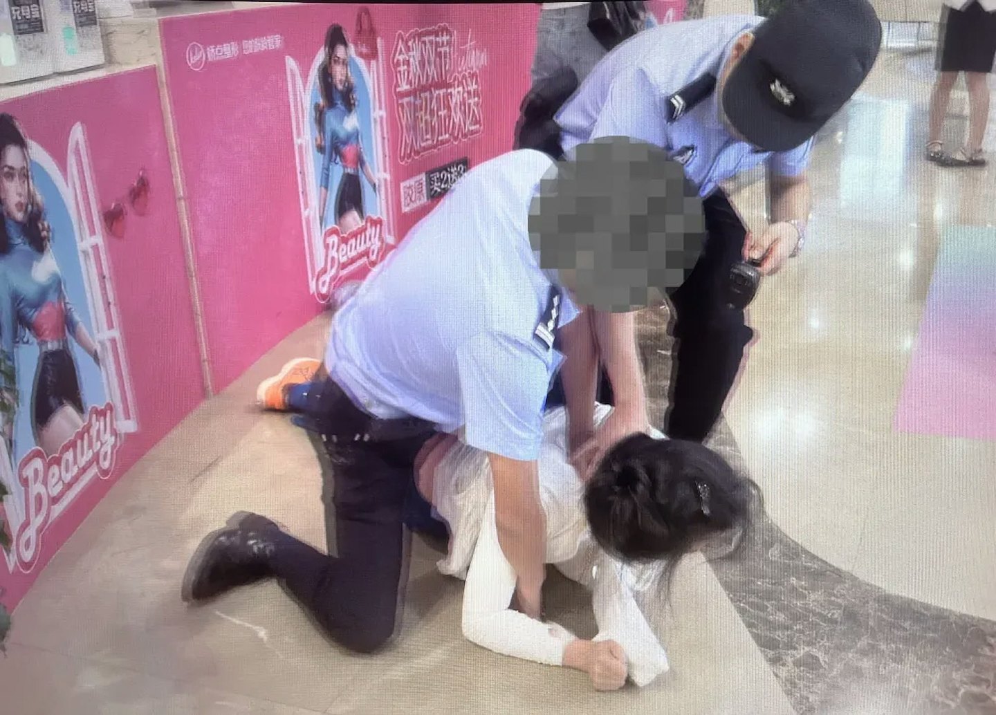 脱到一丝不挂检查？四川女医美失败维权遭警拷走（视频/组图） - 4