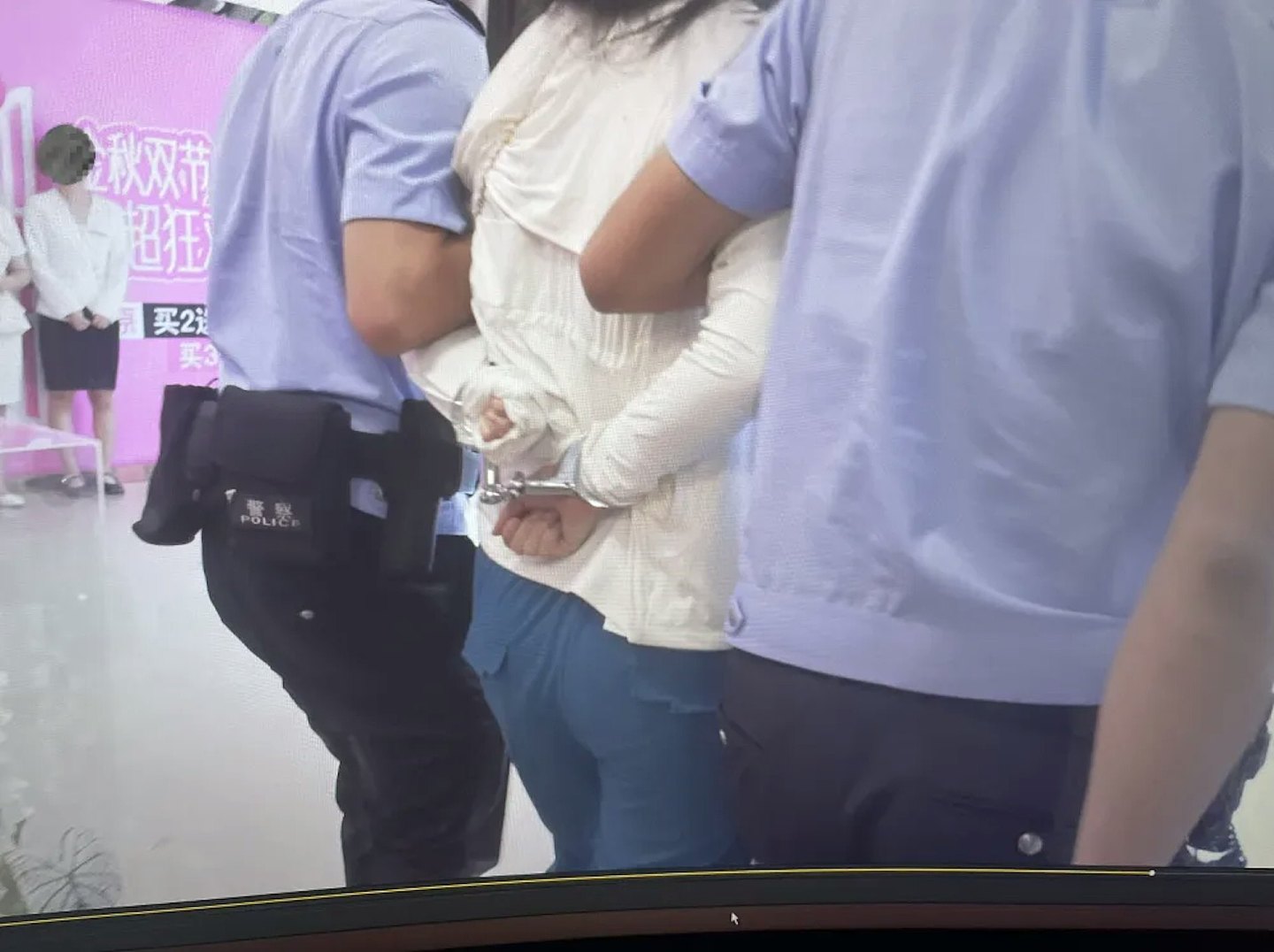 脱到一丝不挂检查？四川女医美失败维权遭警拷走（视频/组图） - 2