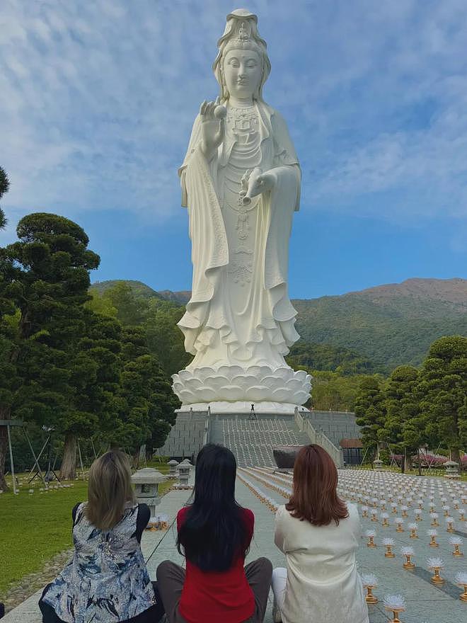 43岁范冰冰陪阔太拜观音，穿大红毛衣合照亲密搭肩，翡翠戒指吸睛（组图） - 3