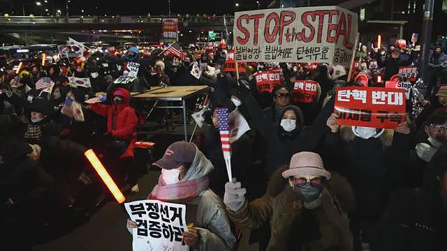 韩国公调处宣布暂停执行逮捕总统尹锡悦令！戏剧性场面仍在首尔上演（组图） - 1