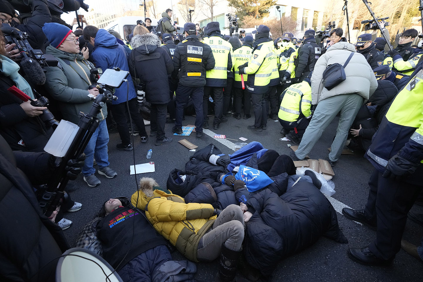 尹锡悦支持者突破防线！官邸前倒地，筑人墙阻逮捕，混乱画面曝（视频/组图） - 2