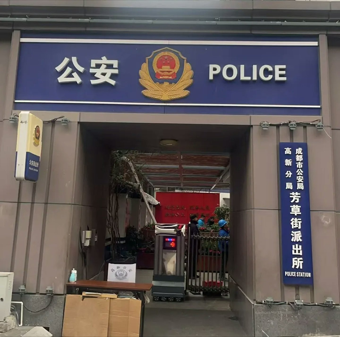 脱到一丝不挂检查？四川女医美失败维权遭警拷走（视频/组图） - 5