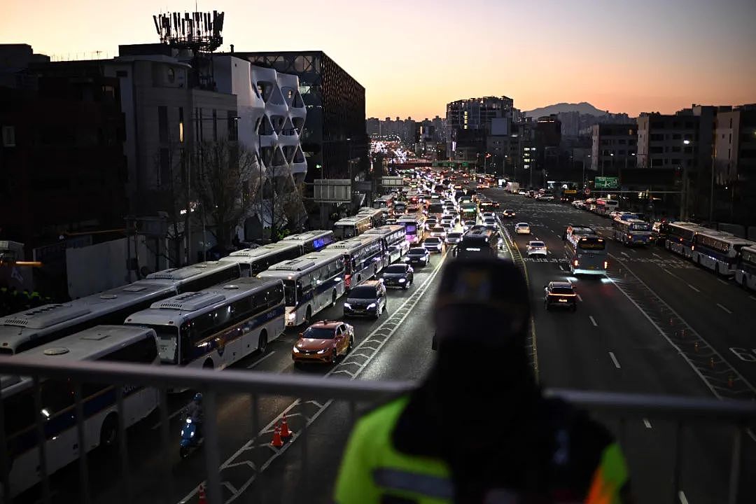 逮捕尹锡悦，正在执行！韩国公调处进入总统官邸，同警卫部门对峙！现场周围部署约3000名防暴警察（组图） - 2