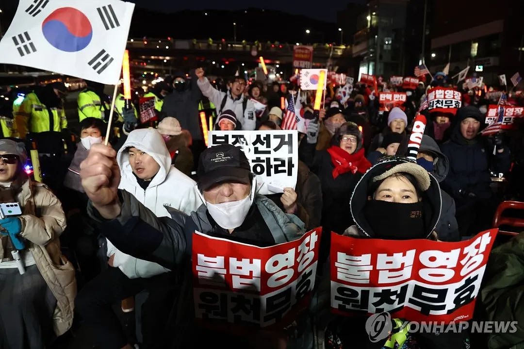 尹锡悦正在被抓，警卫不让进！抓人的进不去，600名支持者阻止，2700名警察维持秩序（组图） - 4