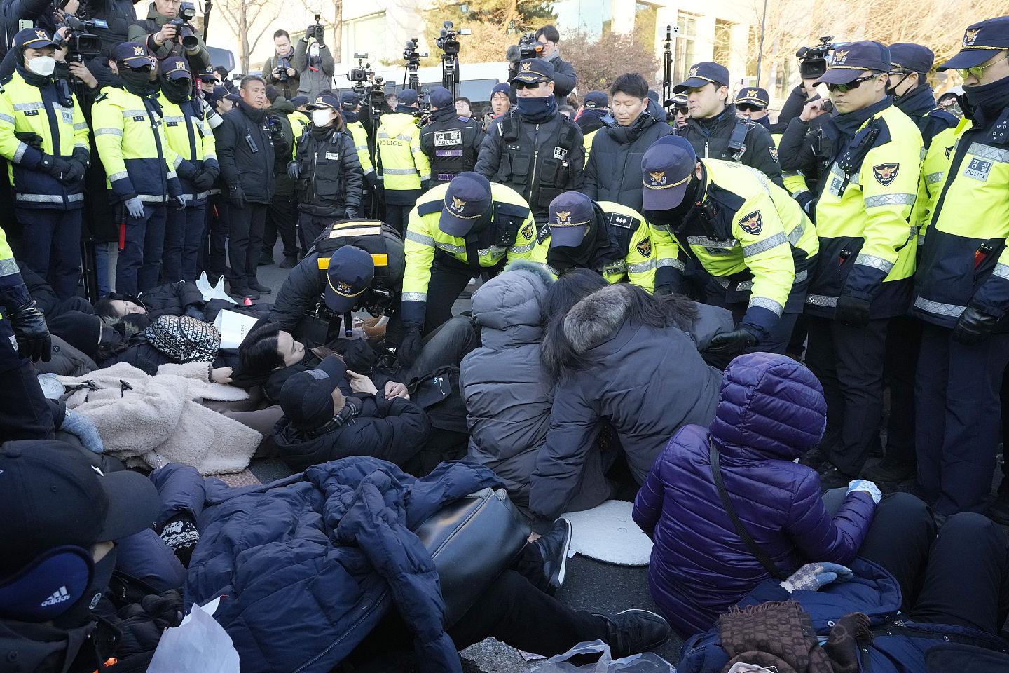 尹锡悦支持者突破防线！官邸前倒地，筑人墙阻逮捕，混乱画面曝（视频/组图） - 3