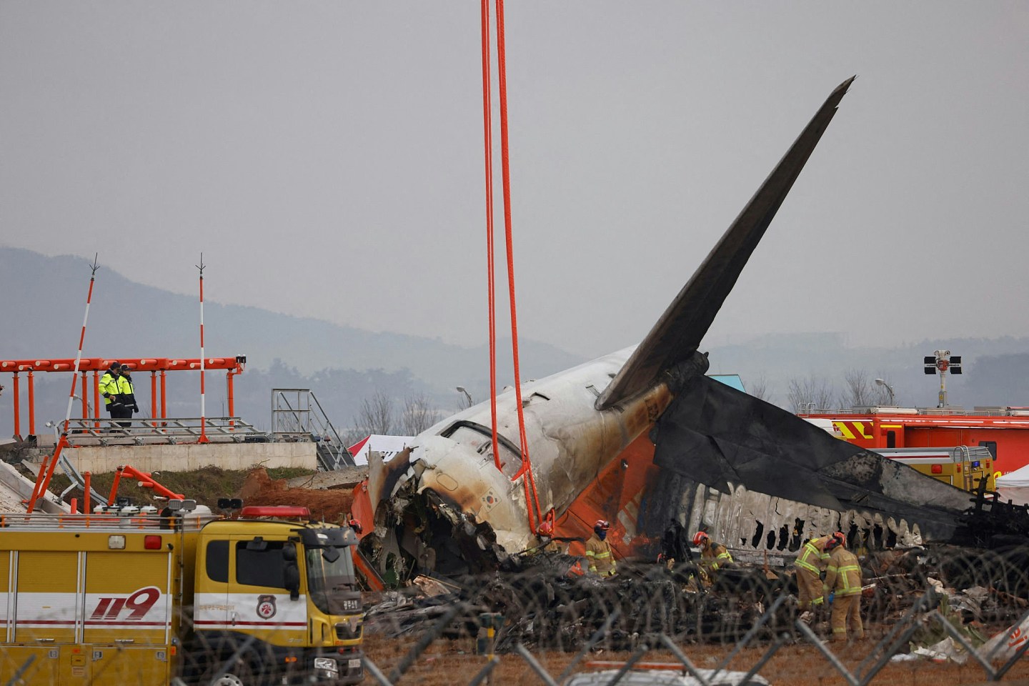 韩国济州航空空难，机长努力到最后一刻？事故现场发现波音安全手册（组图） - 1