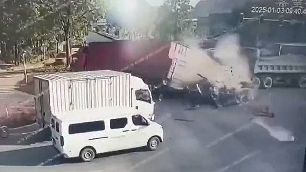 比亚迪高速“撞飞货车”瞬间解体！司机惨死车内，恐怖画面曝光（视频/组图） - 3