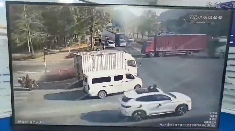 比亚迪高速“撞飞货车”瞬间解体！司机惨死车内，恐怖画面曝光（视频/组图） - 4