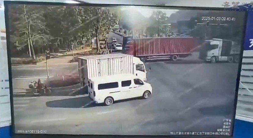 比亚迪高速“撞飞货车”瞬间解体！司机惨死车内，恐怖画面曝光（视频/组图） - 5