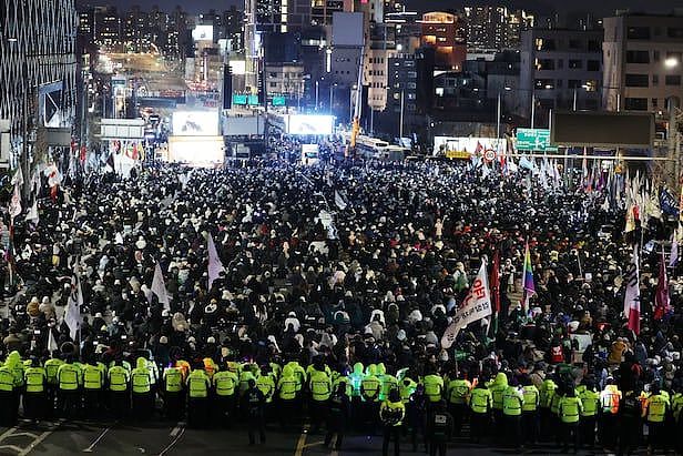 总统官邸附近爆发大规模集会，尹锡悦支持者与反对派互骂，有民众与警方发生冲突被捕（组图） - 1