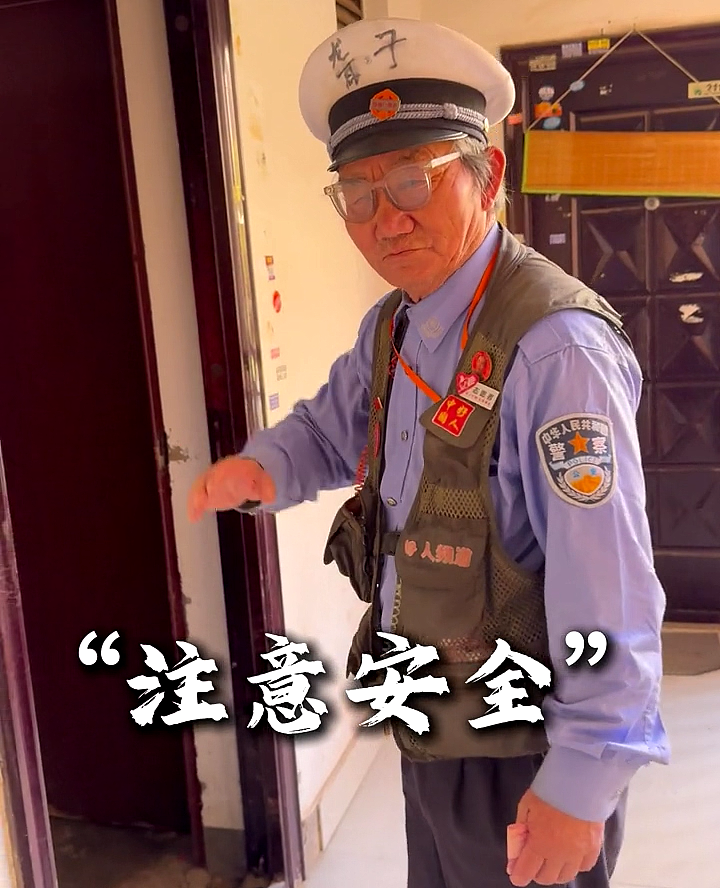 昆明老人冒充“交警”街头执勤35年，冲上热搜后全网崩溃落泪：背后的故事，太扎心...（组图） - 28