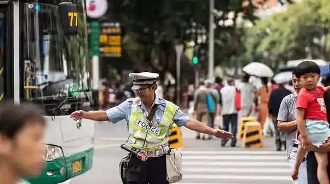 昆明老人冒充“交警”街头执勤35年，冲上热搜后全网崩溃落泪：背后的故事，太扎心...（组图） - 12