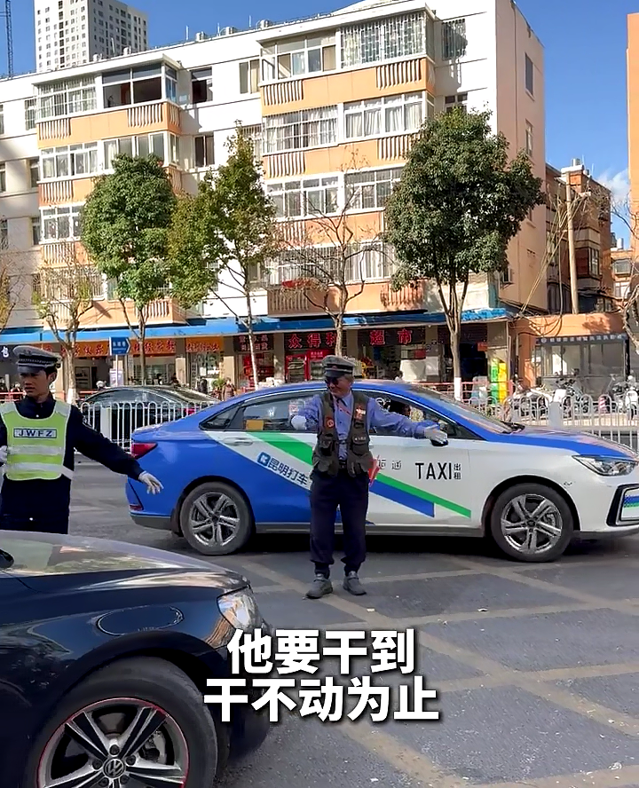 昆明老人冒充“交警”街头执勤35年，冲上热搜后全网崩溃落泪：背后的故事，太扎心...（组图） - 3