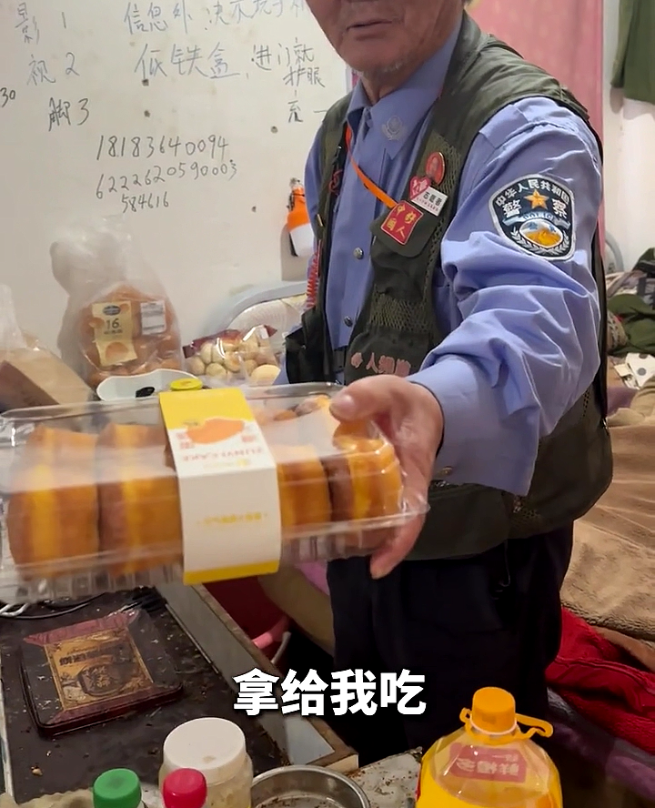 昆明老人冒充“交警”街头执勤35年，冲上热搜后全网崩溃落泪：背后的故事，太扎心...（组图） - 23