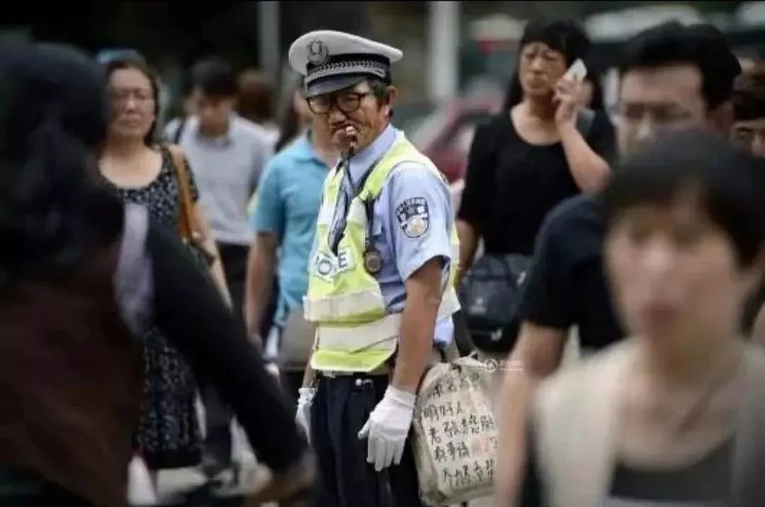 昆明老人冒充“交警”街头执勤35年，冲上热搜后全网崩溃落泪：背后的故事，太扎心...（组图） - 7