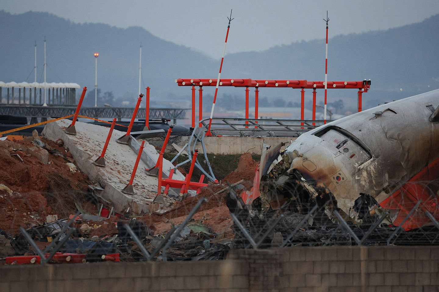 济航空难可避免？同机场曾爆超大鸟击，百人客机引擎失效转降（图） - 1