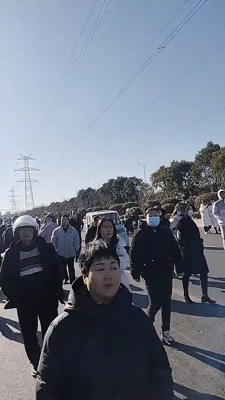 陕西职校17岁学生坠楼亡！警方称不涉刑事民众即包围学校爆冲突画面曝（视频/组图） - 3