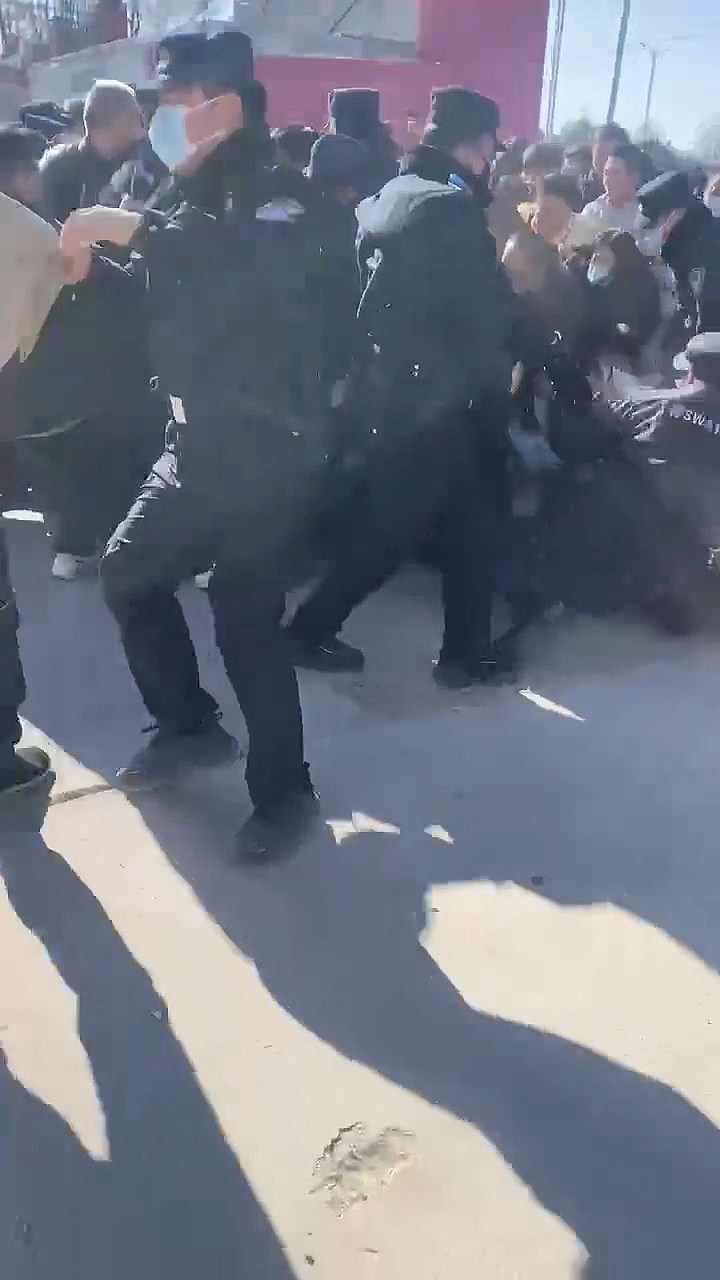 陕西职校17岁学生坠楼亡！警方称不涉刑事民众即包围学校爆冲突画面曝（视频/组图） - 5