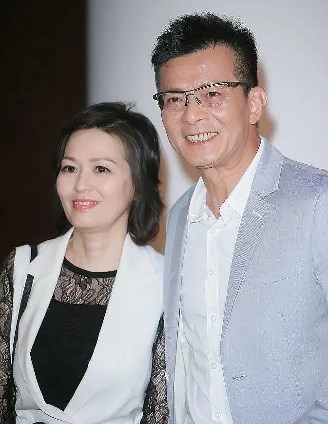 曾与刘德华齐名，中年散尽家财为救妻，4年前在妻子葬礼上发誓绝不再娶的前顶流，如今怎样了？（组图） - 7