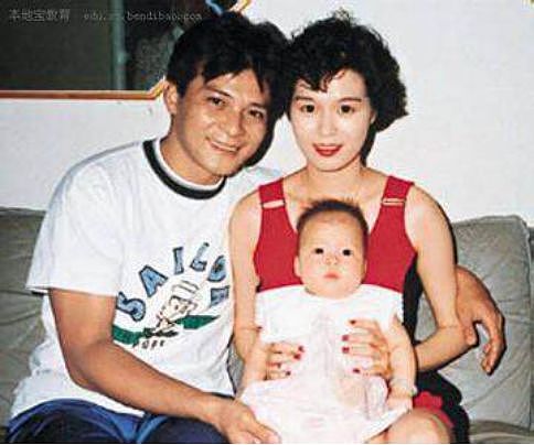 曾与刘德华齐名，中年散尽家财为救妻，4年前在妻子葬礼上发誓绝不再娶的前顶流，如今怎样了？（组图） - 19