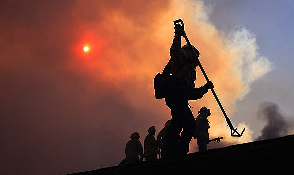 野火狂烧洛杉矶最富区，3万人撤离！加州宣布紧急状态，富豪拖着Gucci行李箱逃离家园（视频/组图） - 13