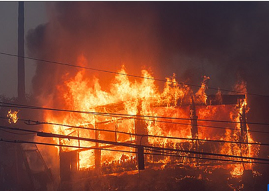 恐怖！“末日大火“包围美国洛杉矶！小城烧成灰烬！150万户断电5人已死，10万人大逃亡（视频/组图） - 15