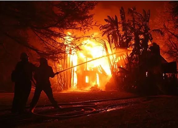 恐怖！“末日大火“包围美国洛杉矶！小城烧成灰烬！150万户断电5人已死，10万人大逃亡（视频/组图） - 16