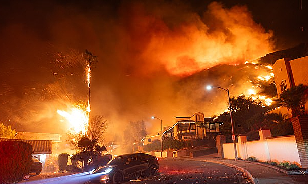 恐怖！“末日大火“包围美国洛杉矶！小城烧成灰烬！150万户断电5人已死，10万人大逃亡（视频/组图） - 3