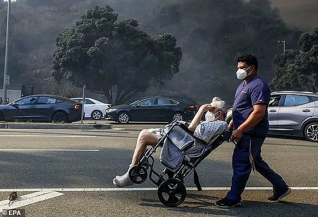 洛杉矶遭史上最具破坏性山火！火情即将失控，7万人出逃，街头仿佛末日……（组图） - 10