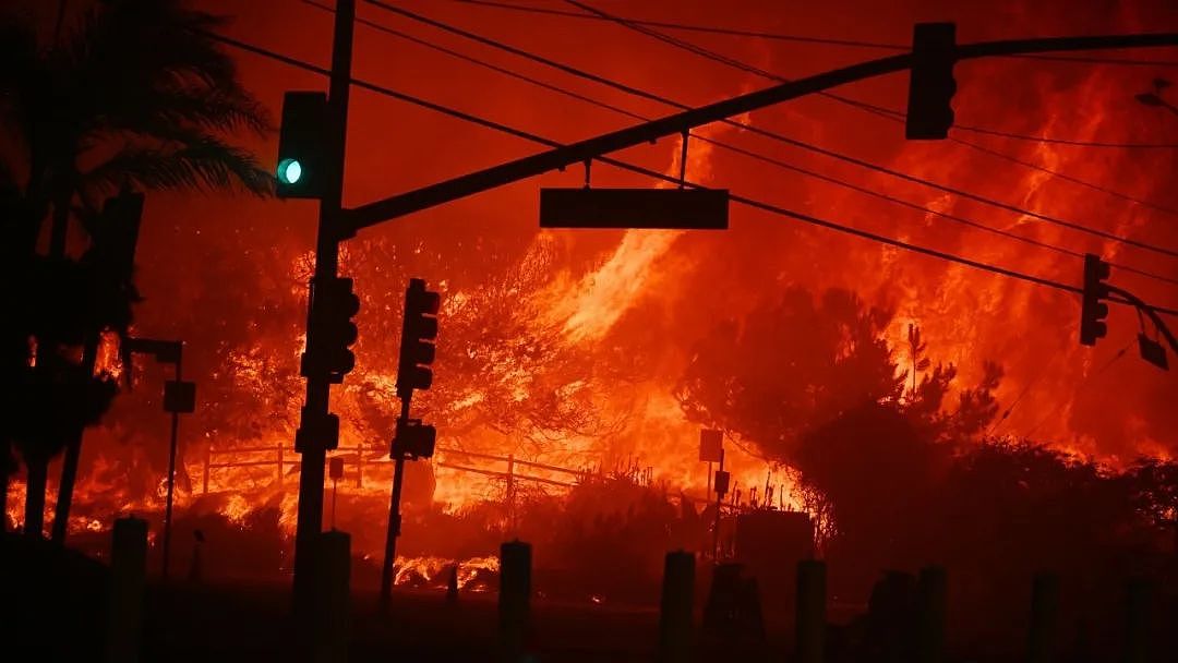 洛杉矶又爆山火！富人区遭席卷，各路明星豪宅遭殃，大本家都烧没了...（组图） - 1