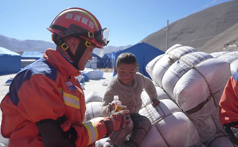 美国网友：中国海拔五千米地震不到一天就有水、电和热饭，但洛杉矶好莱坞，你们就让它烧起来？（组图） - 17