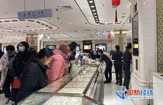 金饰克价一年涨了200元，顾客比平时多好几倍...（组图） - 1