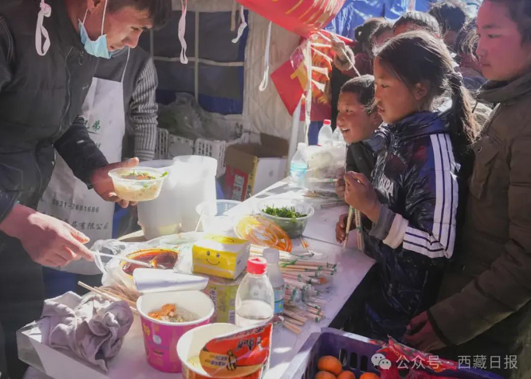 西藏自治区党委书记眼眶泛红，搂住村民连声安慰（组图） - 3