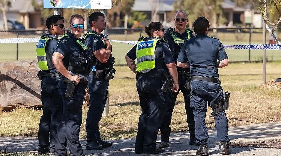 澳洲小学旁发生激烈打斗！数十人互殴血溅现场，1人被捅身亡（组图） - 2