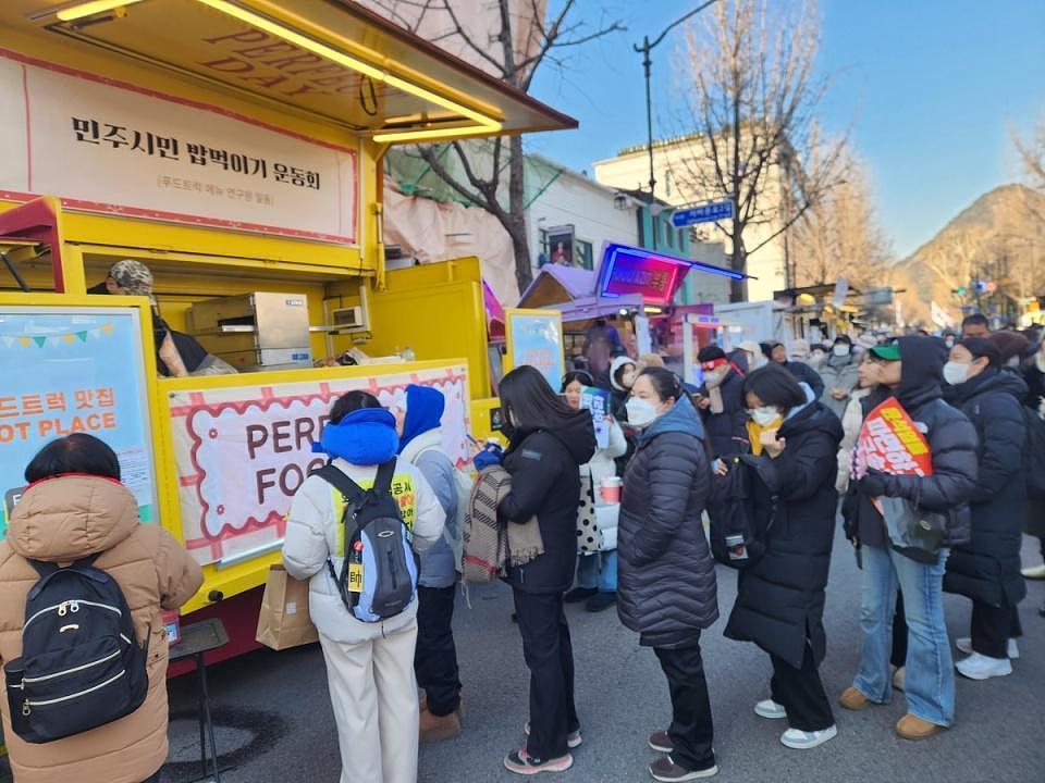 首尔街头大规模对峙，尹锡悦支持者人数占优，双方都有杯面鱼饼摊（组图） - 3