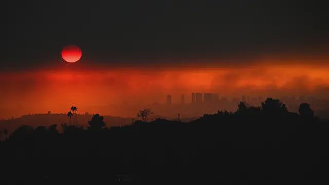 洛杉矶大火灾情：令人震惊的图像显示了破坏性的山火如何改变了洛杉矶（组图） - 2