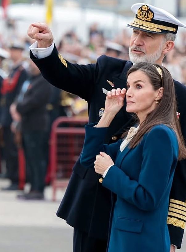 为了当女王，公主得爬杆儿！欧洲最美王储出海训练半年，母后泪崩告别（组图） - 17