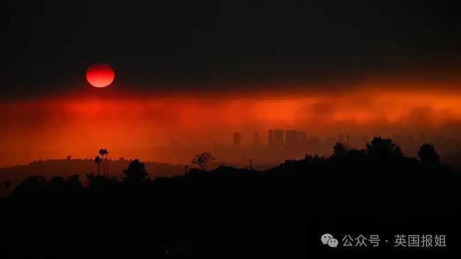 加州大火丝毫未减烧出火龙卷又现魔鬼风！美国网友对比重庆山火救援后大破防（组图） - 1