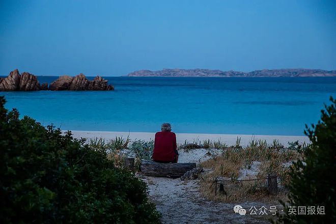 8旬大爷因讨厌社交独居无人岛32年！每天撸猫钓鱼看闲书，网友：换我去（组图） - 9