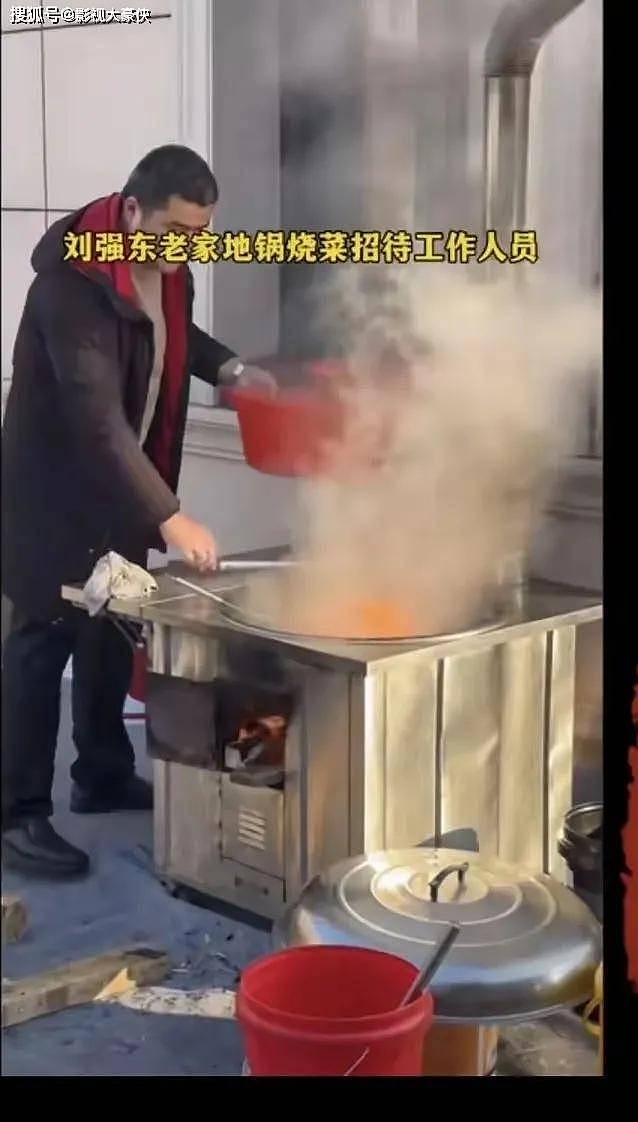 刘强东老家别墅连续两天在院子为工作人员做饭（组图） - 14