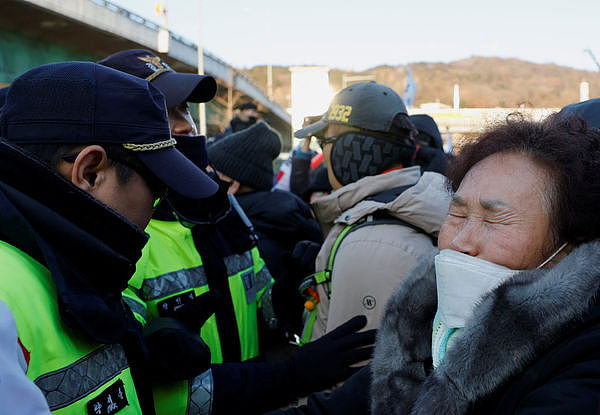 尹锡悦要被逮了！支持群众“躺地上”，崩溃哭喊：不可以（组图） - 1