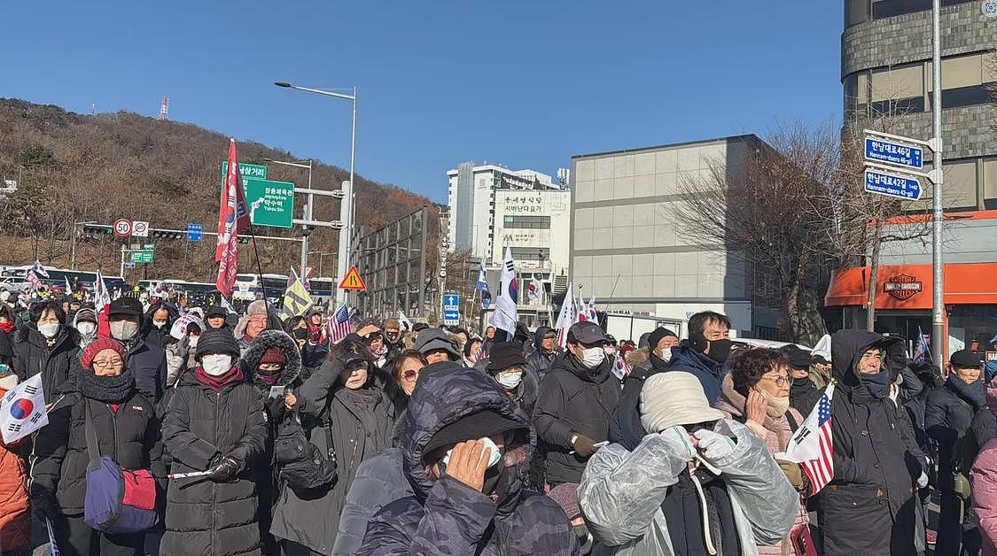 尹锡悦被捕后，哀嚎与欢呼在总统官邸前同时上演（组图） - 2