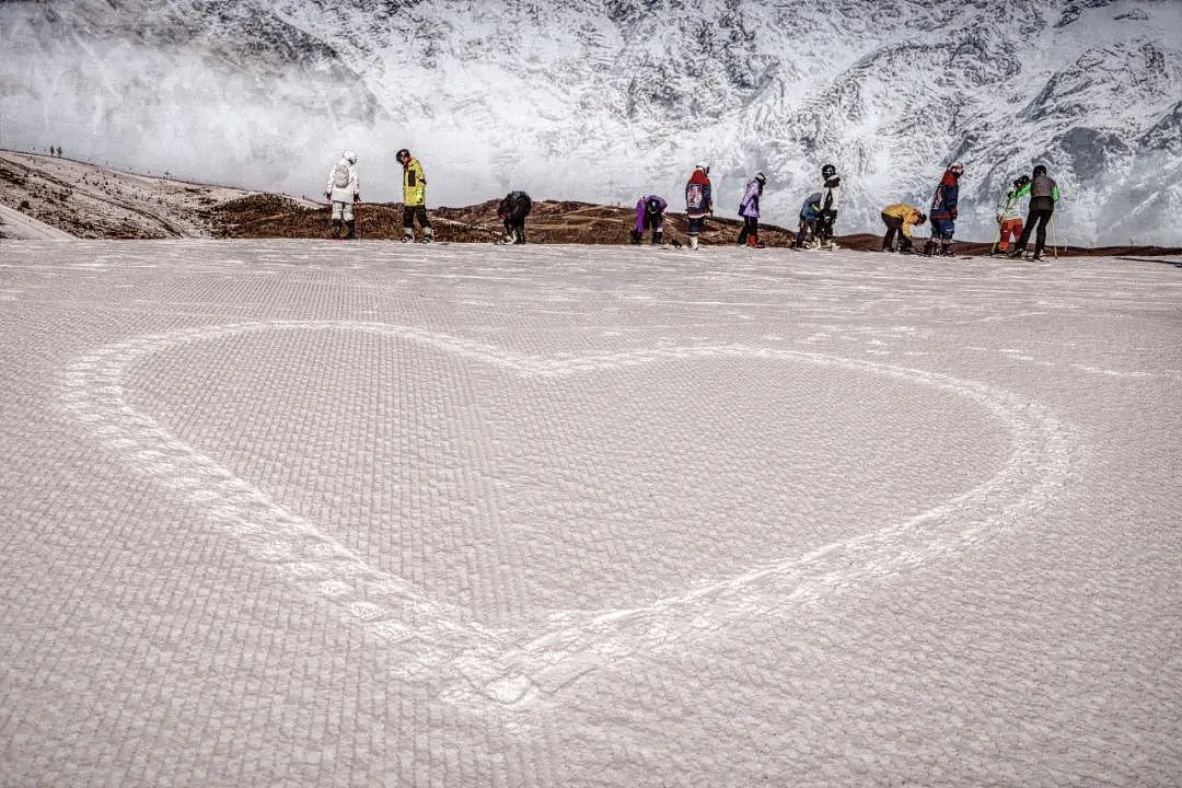 举着长杆的人，挤满滑雪场（组图） - 10