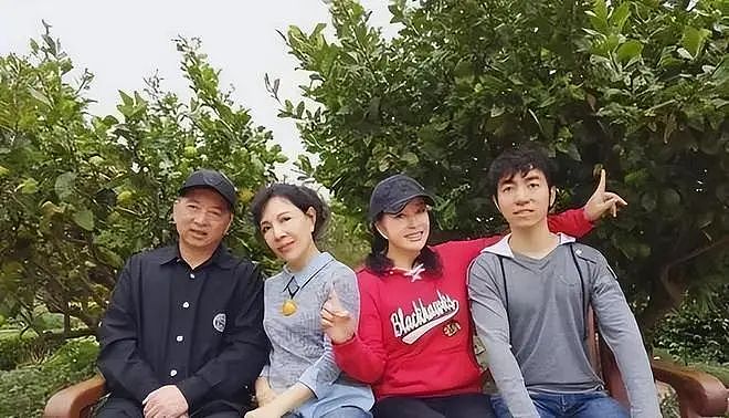 73岁刘晓庆和68岁妹妹出游！妹妹已老成奶奶了，她扎麻花辫打扮时髦像少女（组图） - 2