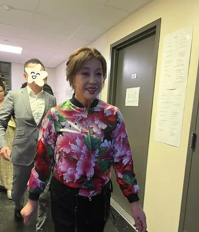 73岁刘晓庆和68岁妹妹出游！妹妹已老成奶奶了，她扎麻花辫打扮时髦像少女（组图） - 21