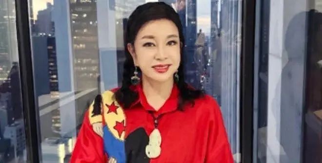 73岁刘晓庆和68岁妹妹出游！妹妹已老成奶奶了，她扎麻花辫打扮时髦像少女（组图） - 23