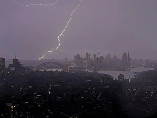 超强雷暴横扫！1人死亡，数千户断电，狂风暴雨和大冰雹，华人区城铁中断（组图） - 1